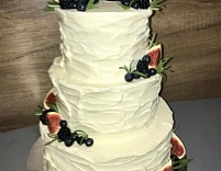Торт свадебный с ягодами и инжиром