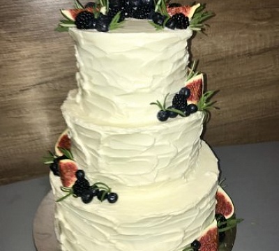 Торт свадебный с ягодами и инжиром