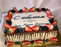 Торт с ягодами на юбилей