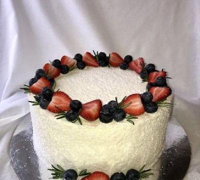 Торт с ягодами клубники и голубики
