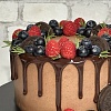 Торт шоколадный с ягодами
