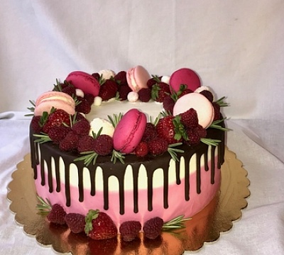 Нежный «Бело-розовый торт с ягодами»