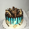 Стильный голубой торт с конфетами