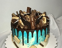 Стильный голубой торт с конфетами