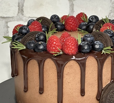 Торт шоколадный с ягодами